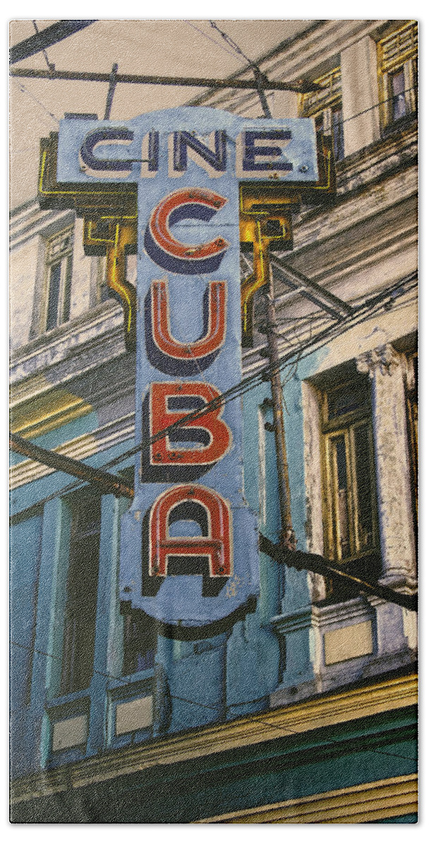 Cuba Hand Towel featuring the photograph Cine Cuba by Claude LeTien