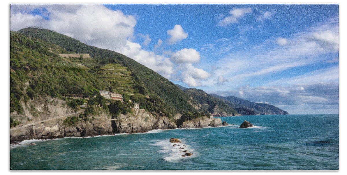 Coastline Bath Towel featuring the photograph Cinque Terre Coastline by Weir Here And There
