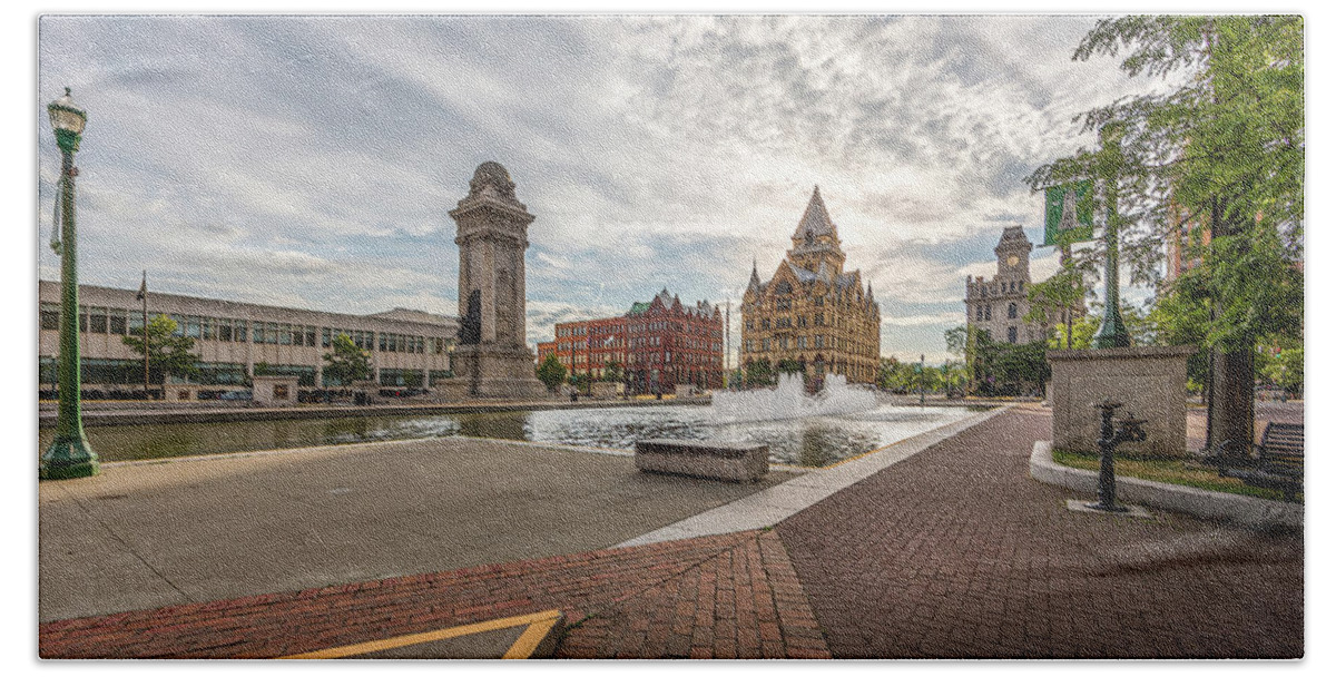 Syracuse Bath Towel featuring the photograph Clinton Square by Everet Regal