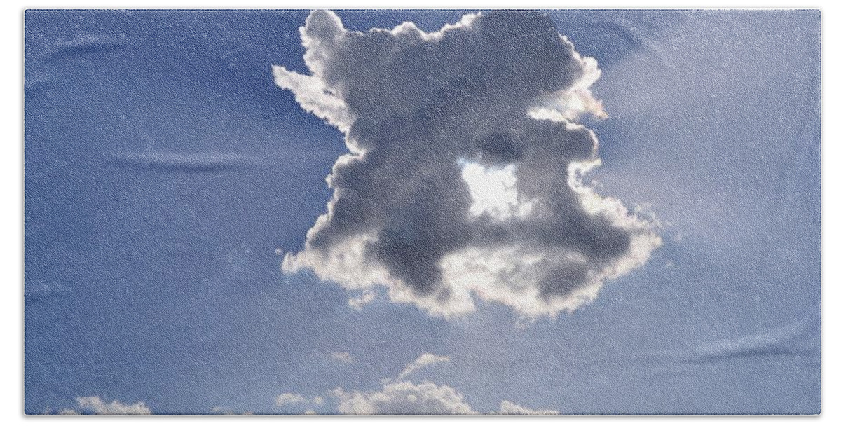 Cloud Shapes And Sunbeams Bath Towel featuring the photograph Cloud Shapes and Sunbeams by Warren Thompson