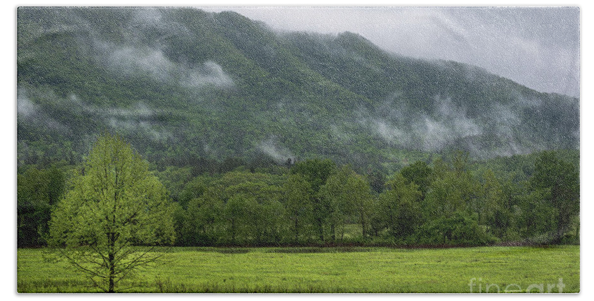 Cades Cove Bath Towel featuring the photograph Clouds Rolling In by Andrea Silies