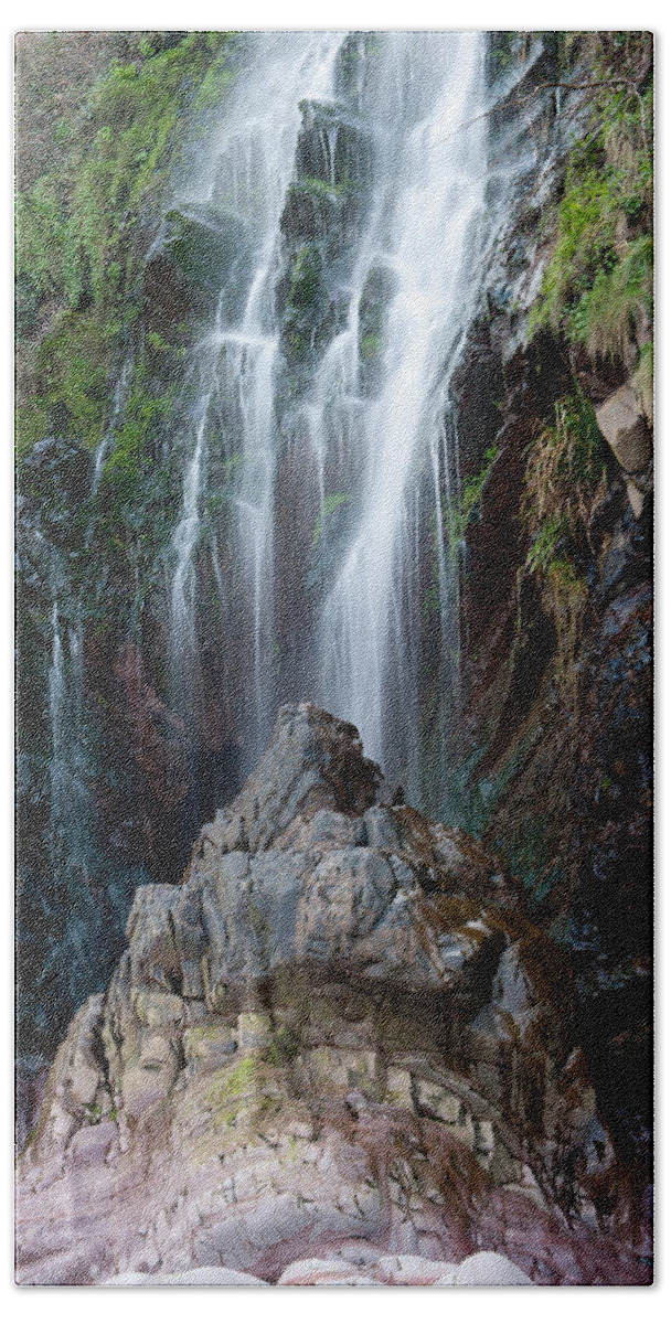 Beach Bath Towel featuring the photograph Clovelly Waterfall by Helen Jackson