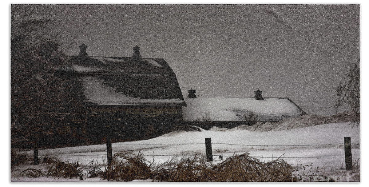 Barns Bath Towel featuring the photograph Cold Winter Night by Ed Peterson