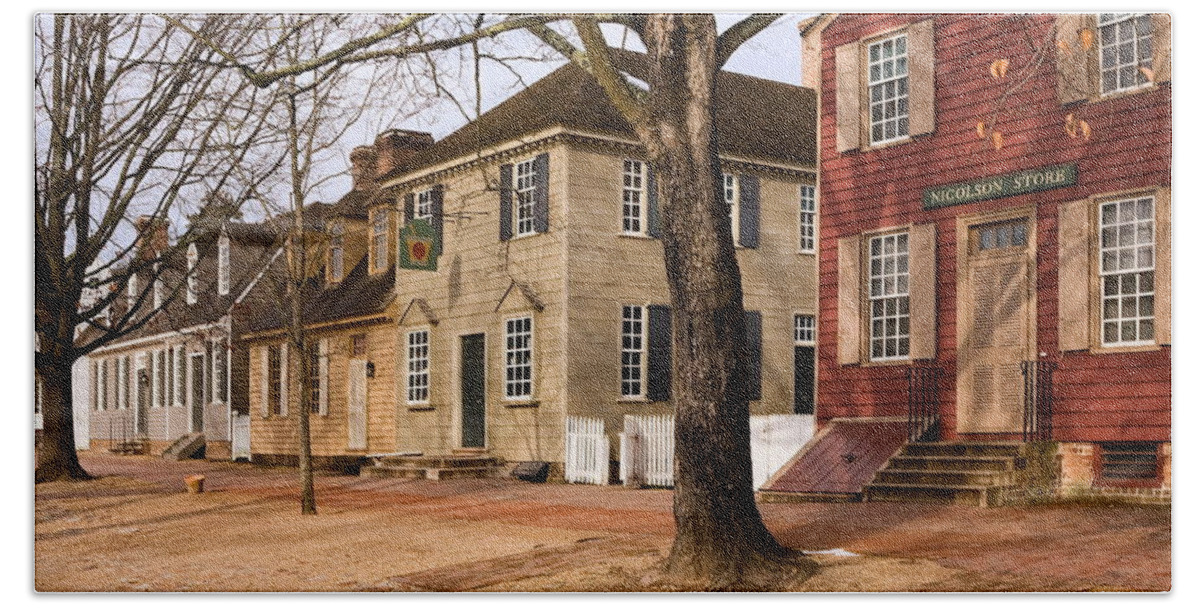 Duke Of Gloucester Street Bath Towel featuring the photograph Colonial Street Scene by Sally Weigand
