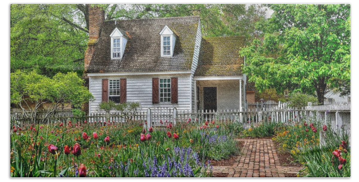  Williamsburg Bath Towel featuring the photograph Colonial Williamsburg Flower Garden by Todd Hostetter