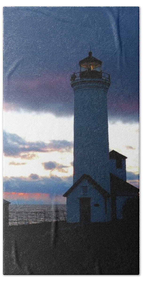 Color Of December Bath Towel featuring the photograph Color of December, Tibbetts Point Lighthouse by Dennis McCarthy