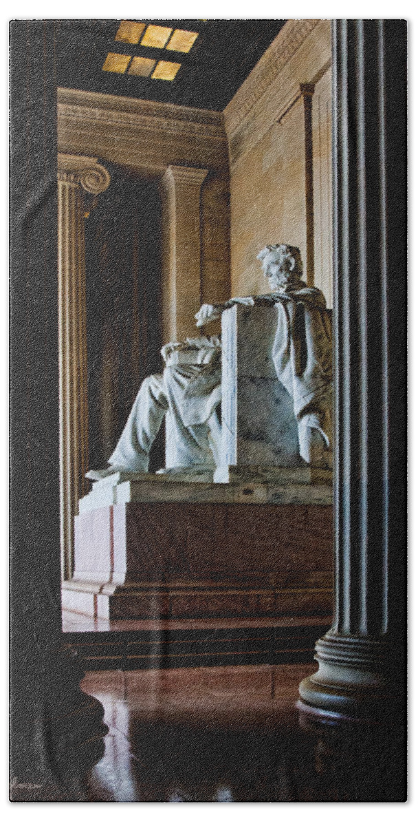 Lincoln Bath Towel featuring the photograph Contemplation by Christopher Holmes