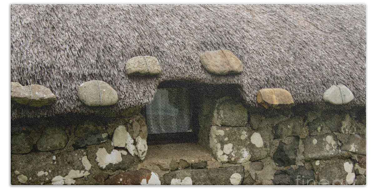 Museum Of Island Life Bath Towel featuring the photograph Cottage Thatched Roof and Window by Bob Phillips