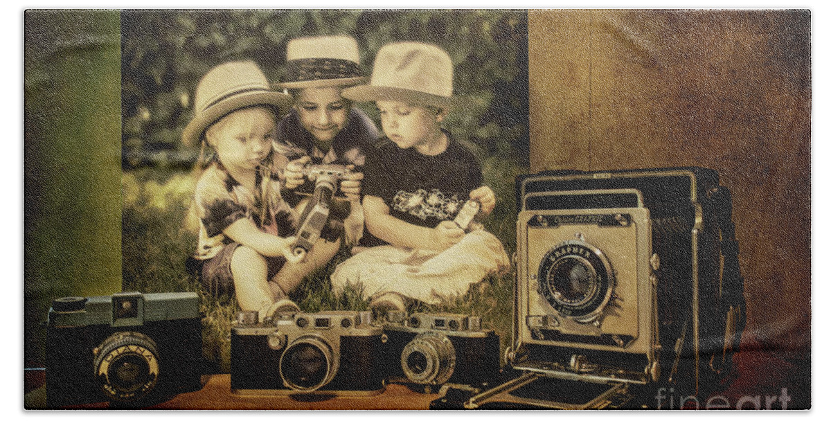 Children Hand Towel featuring the photograph Cousins And Cameras by John Anderson