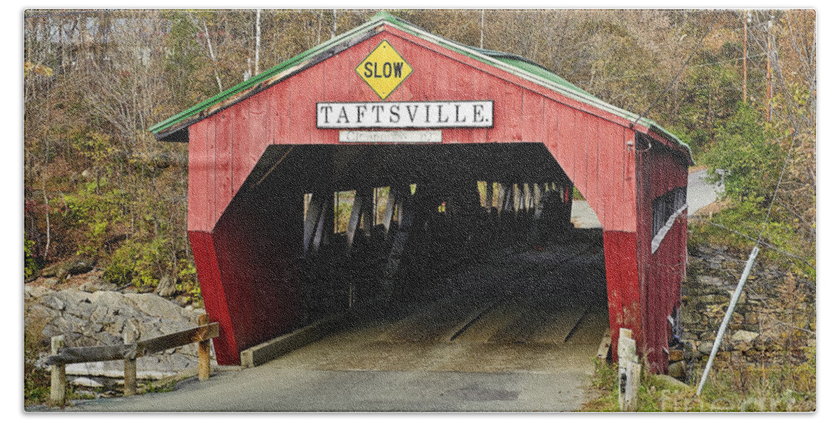 Americana Hand Towel featuring the photograph Covered bridge Vermont by John Greim