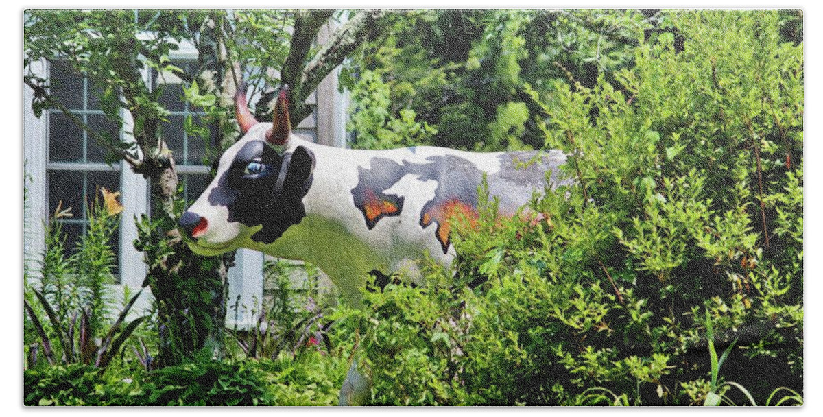 Cow Bath Towel featuring the photograph Cow Statue by Cynthia Guinn