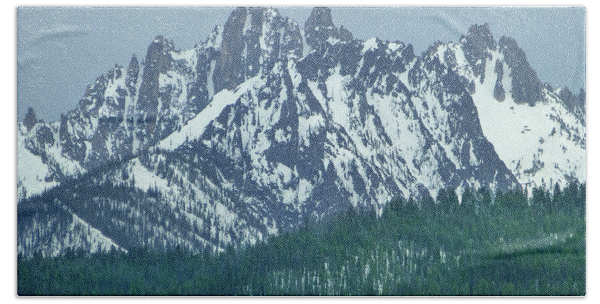 Sawtooth Peaks Bath Towel featuring the photograph D07345-DC Peaks of the Sawtooths by Ed Cooper Photography
