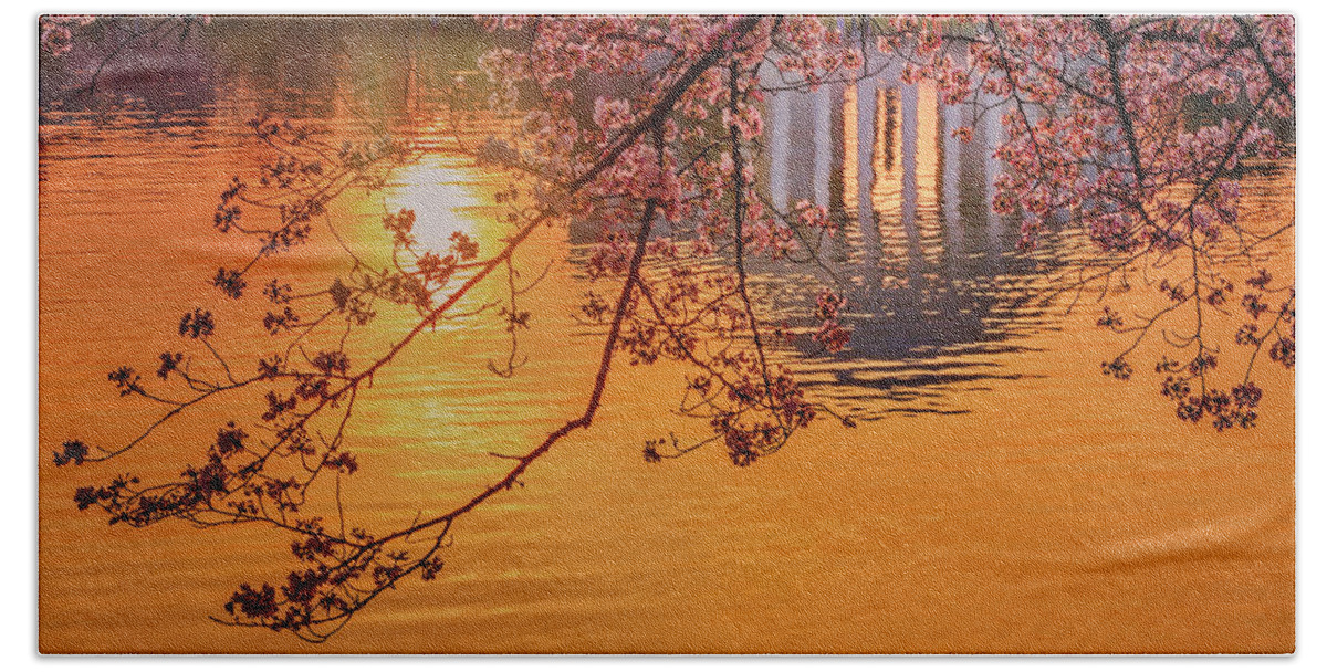 Cherry Blossom Festival Bath Towel featuring the photograph Dawn At The Jefferson Memorial by Susan Candelario