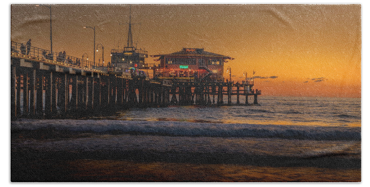 Santa Monica Pier Sunset Bath Towel featuring the photograph Daylight Turns Golden On The Pier by Gene Parks
