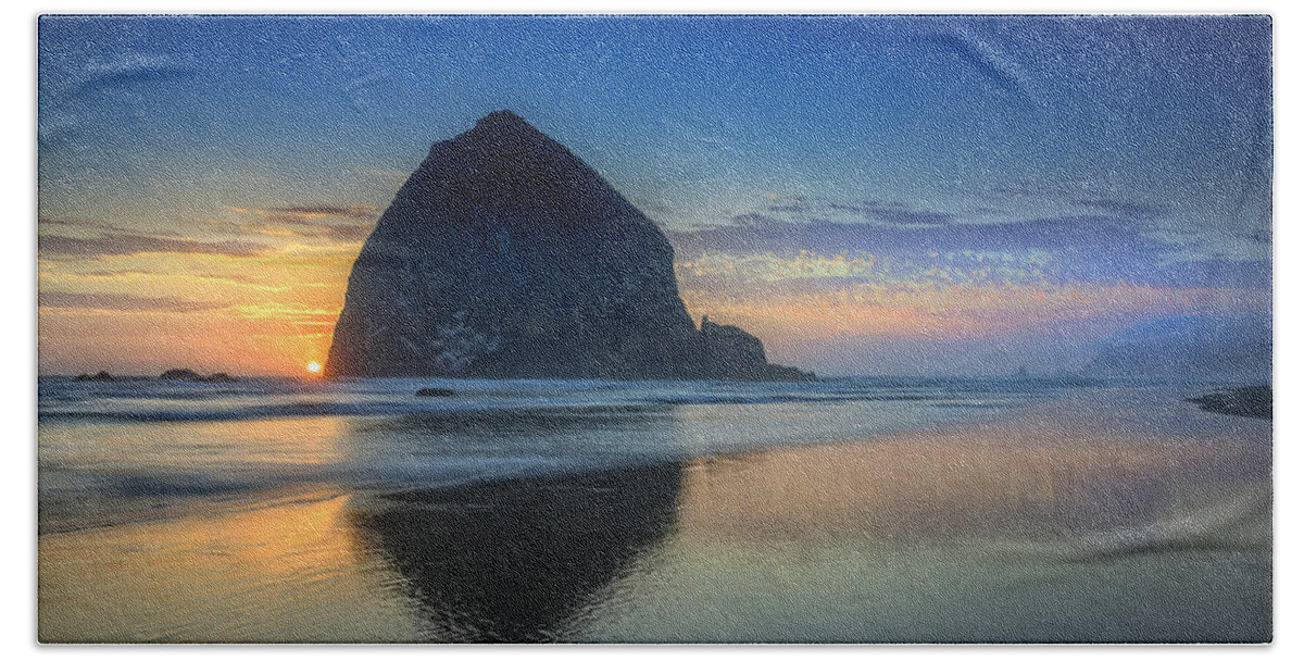 Oregon Bath Towel featuring the photograph Day's End in Cannon Beach by Rick Berk