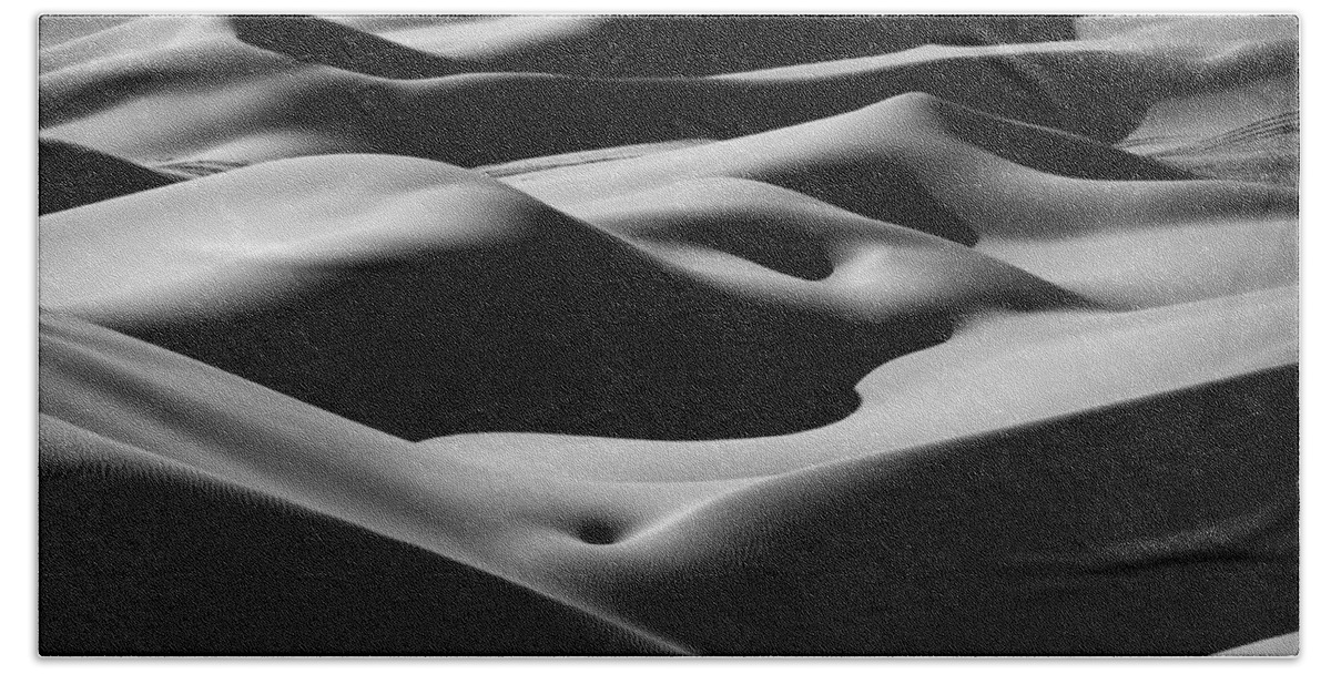 Sand Bath Towel featuring the photograph Desert curves by Ivan Slosar