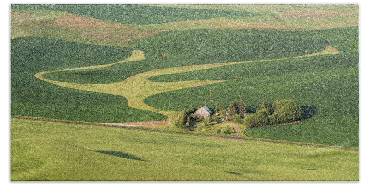 Palouse Hand Towel featuring the photograph Design in the Palouse by Daniel Ryan