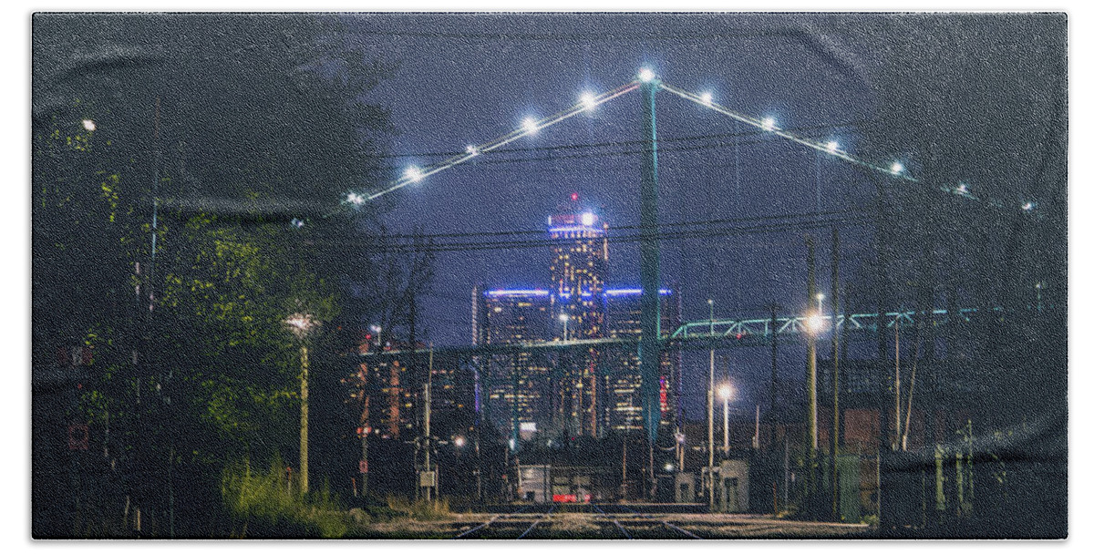 Detroit Bath Towel featuring the photograph Detroit from the rails at night by Jay Smith