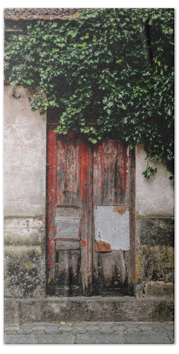 Ivy Covered Door Bath Towel featuring the photograph Door Covered With Ivy by Marco Oliveira