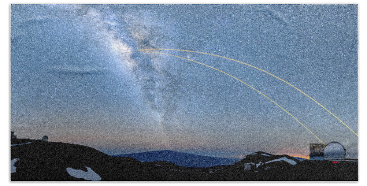 Hawaii Bath Towel featuring the photograph Double Lasers with the Milky Way Panorama by Jason Chu