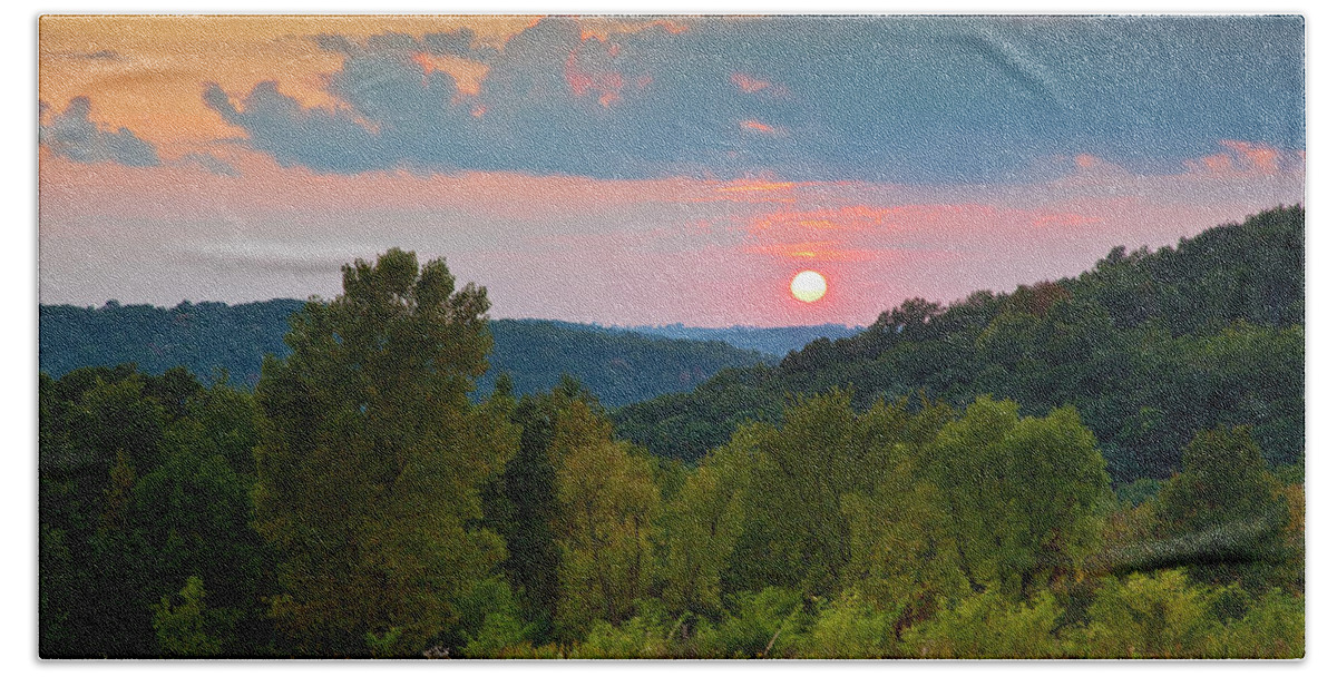5dii Bath Towel featuring the photograph Driftless Sunset by Mark Mille