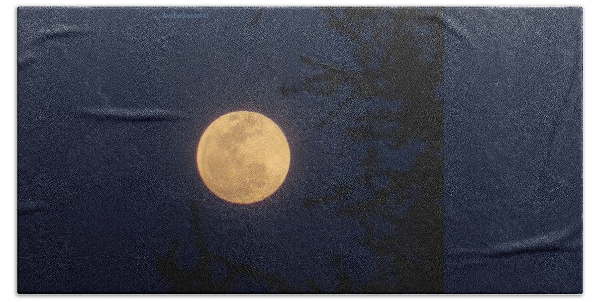 Instanaturelover Hand Towel featuring the photograph Early #evening #fullmoon On April 4th by Austin Tuxedo Cat