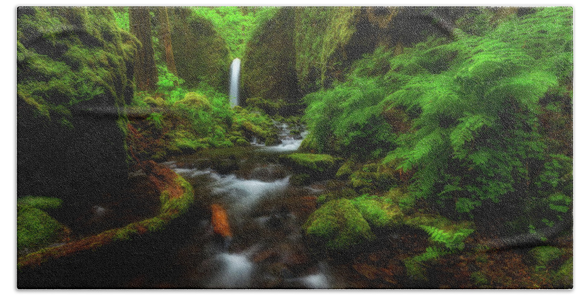 Oregon Hand Towel featuring the photograph Early Morning at the Grotto by Darren White
