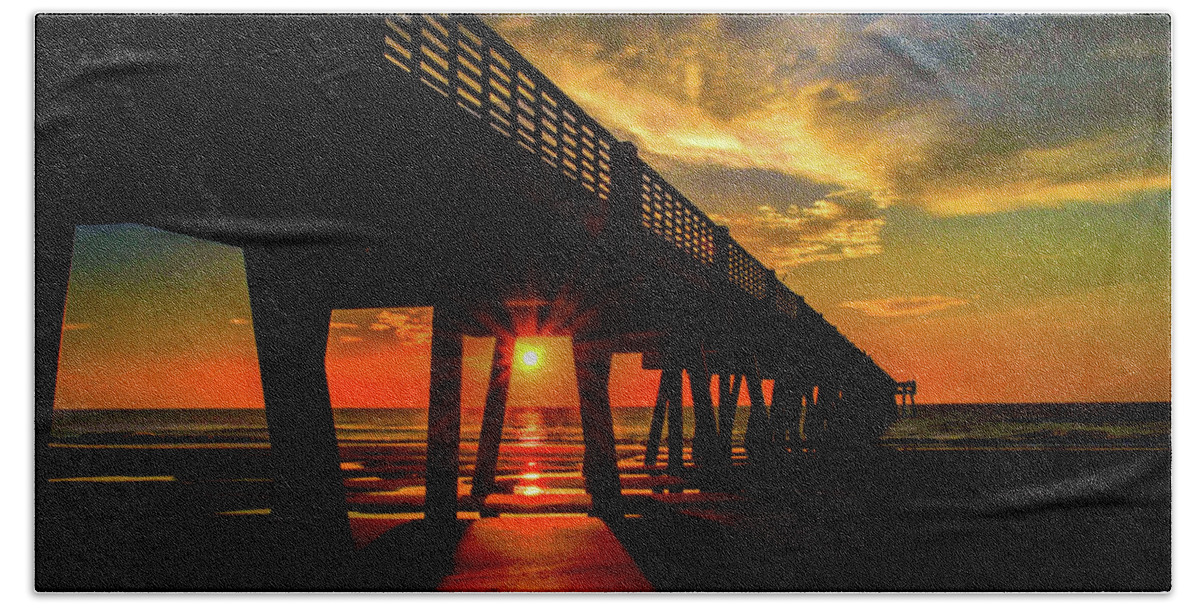 Sunrise Hand Towel featuring the photograph Early morning by Bradley Dever