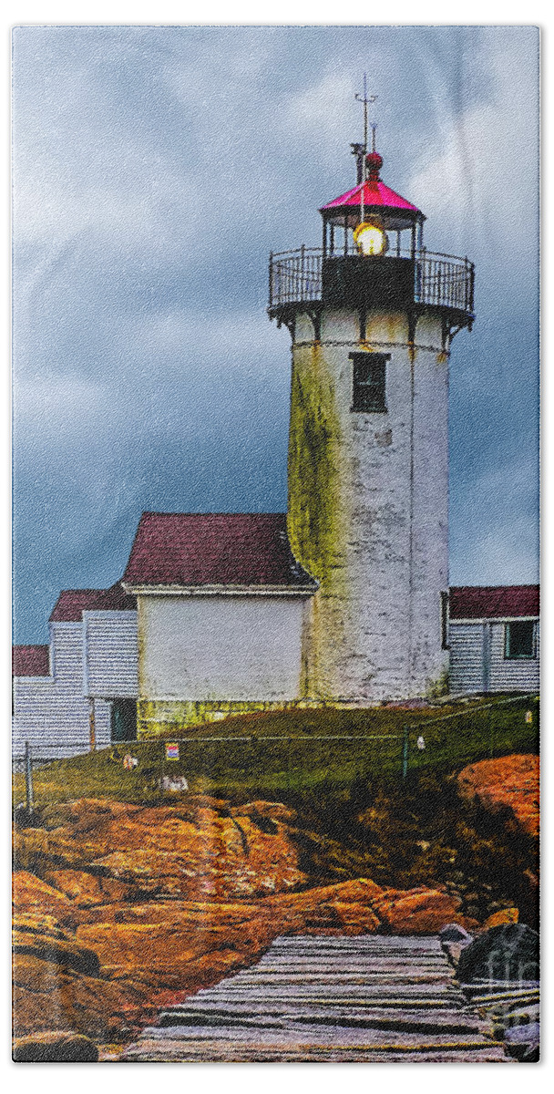 Eastern Point Bath Towel featuring the photograph Eastern Point Lighthouse by Nick Zelinsky Jr
