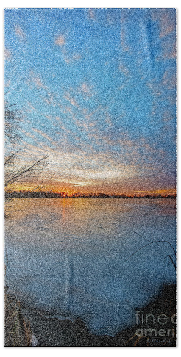 Ice Bath Towel featuring the photograph Edge of the Lake to Eternity by David Arment