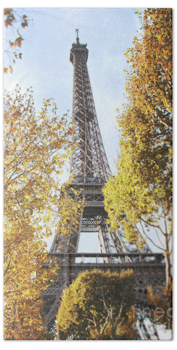 Paris Photography Bath Towel featuring the photograph Eiffel tower amidst the autumn foliage by Ivy Ho