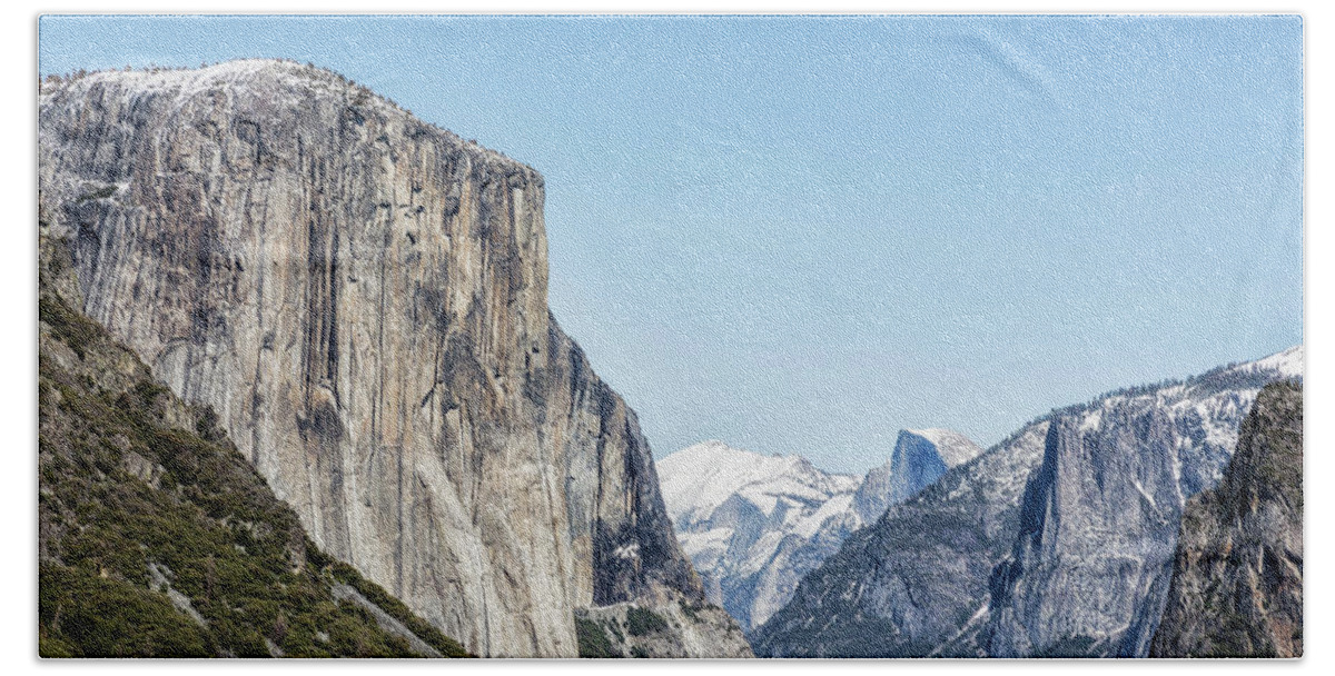 El Capitan Bath Towel featuring the photograph El Capitan, Half Dome and Sentinel Rock from Tunnel View by Belinda Greb