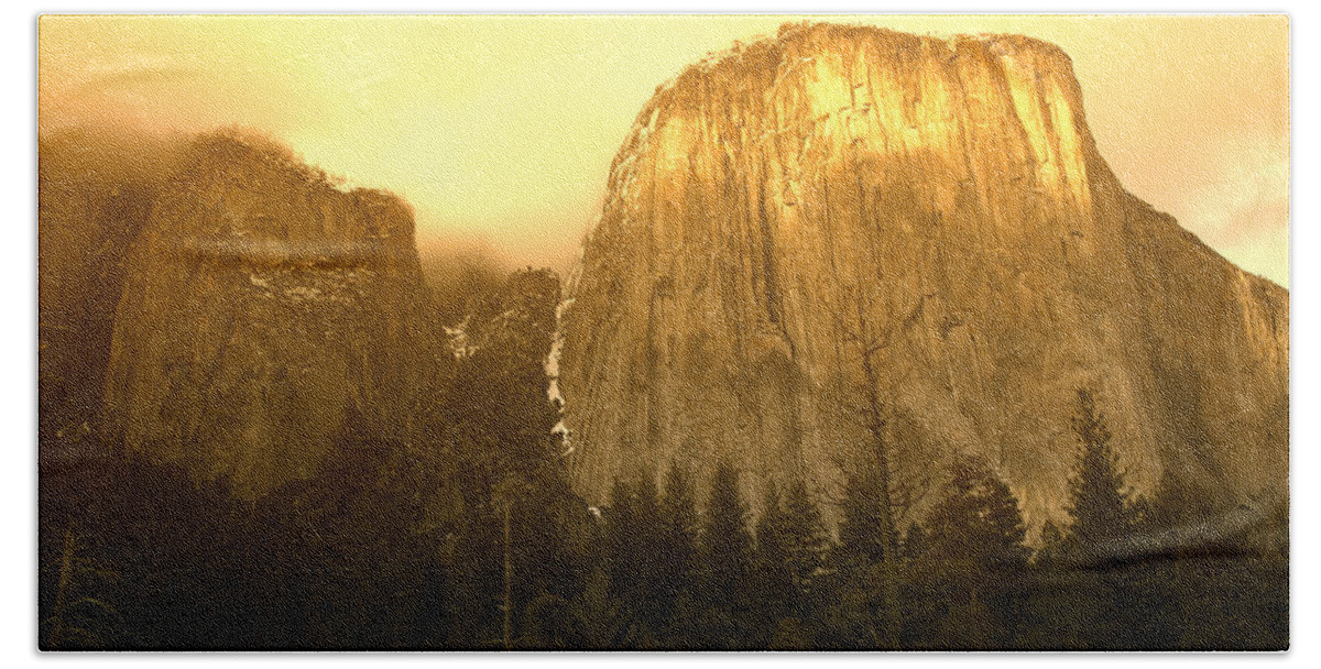 El Capitan Yosemite Valley Bath Towel featuring the photograph El Capitan Yosemite Valley by Garry Gay