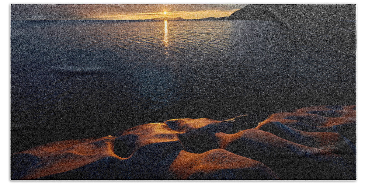 Lake Superior Bath Towel featuring the photograph Edge of Days by Doug Gibbons