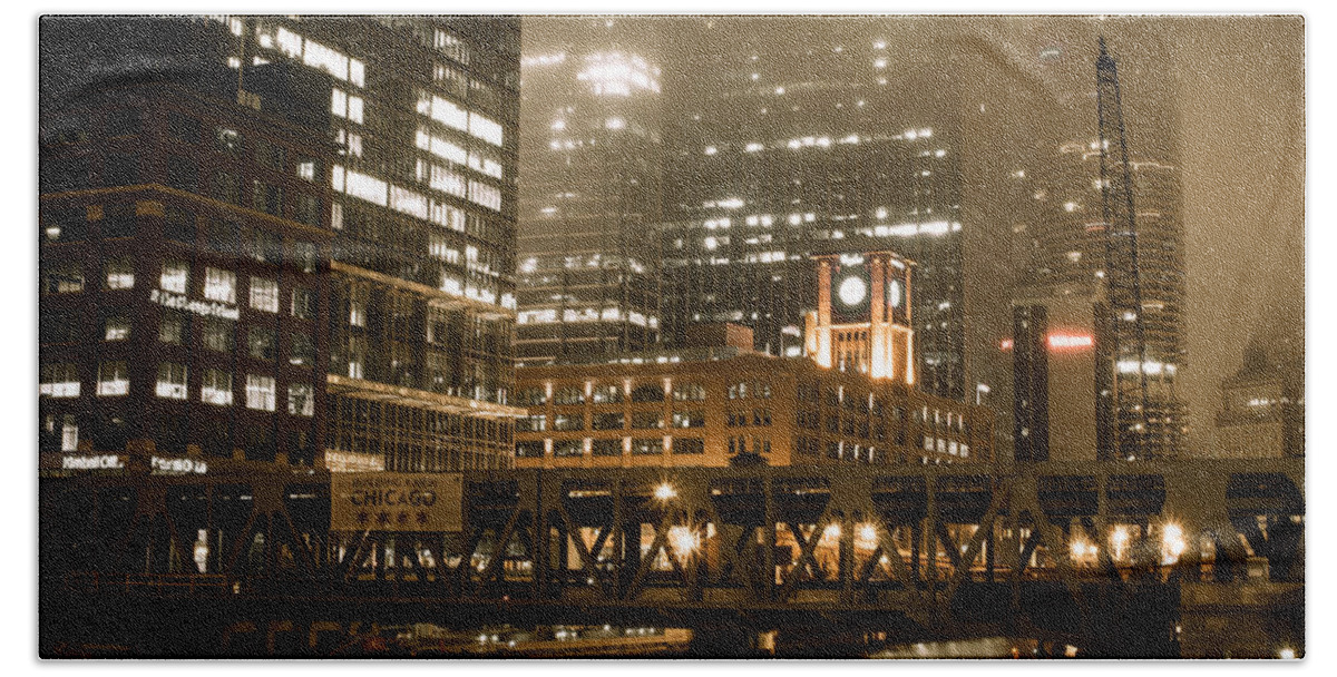 Riverbranch Hand Towel featuring the photograph Evening in the Windy City by Miguel Winterpacht