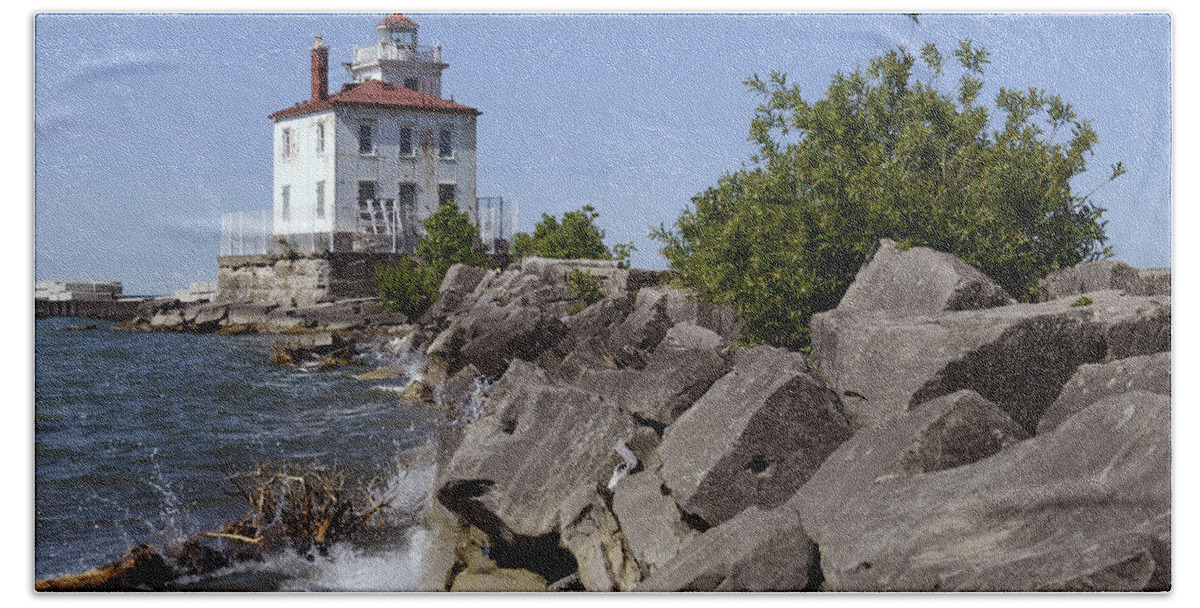 Ohio Bath Towel featuring the photograph Fairport Harbor Lighthouse by Ann Bridges