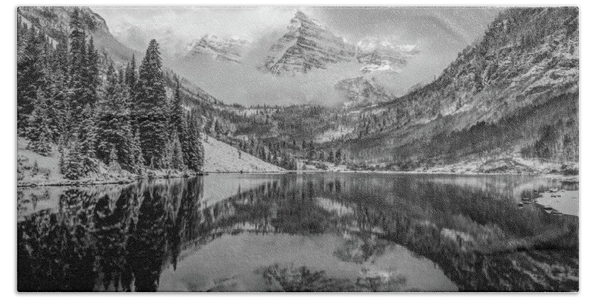 Aspen Colorado Print Bath Towel featuring the photograph Falling Skies - Maroon Bells in Black and White - Aspen Colorado by Gregory Ballos