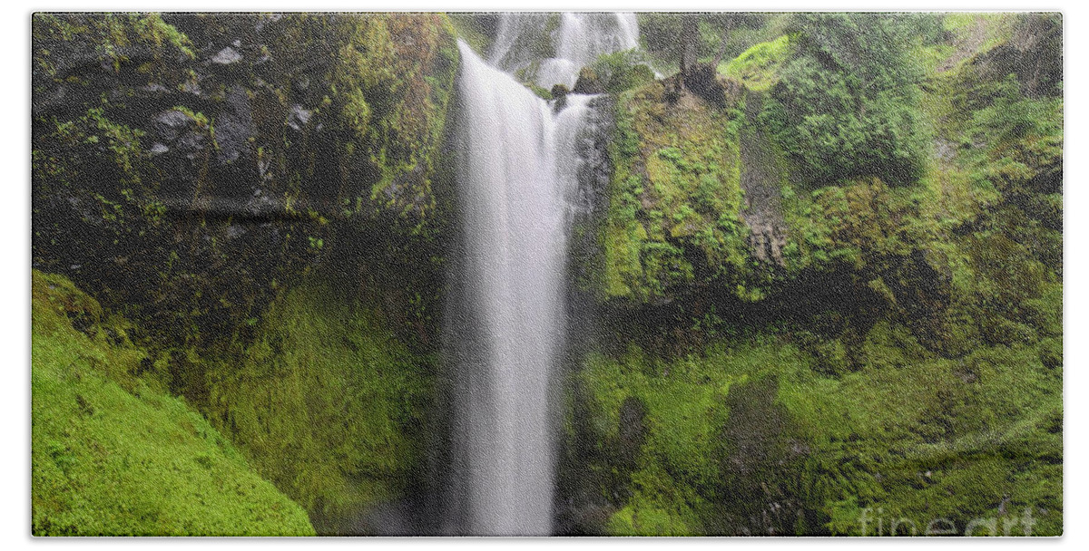  Washington State Hand Towel featuring the photograph Falls Creek Falls in Washington by Bruce Block