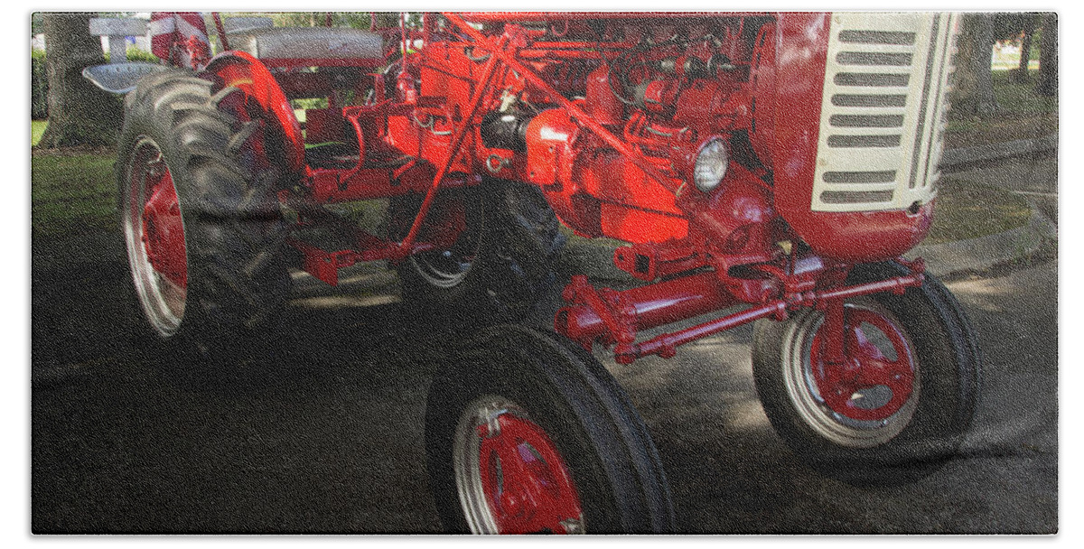 Tractor Bath Towel featuring the photograph Farmall 130 by Mike Eingle