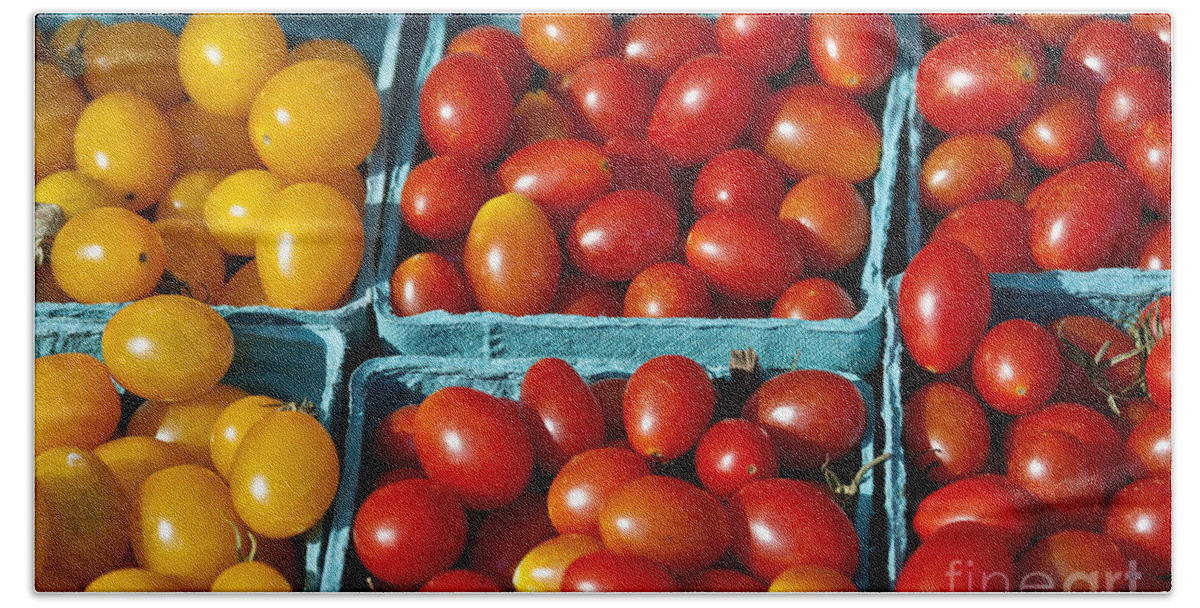 Cherry Tomatoe Bath Towel featuring the photograph Farmers market by John Greim