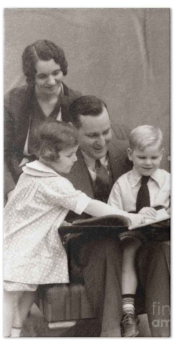 1930s Bath Towel featuring the photograph Father Reading To Children, C.1930s by H. Armstrong Roberts/ClassicStock