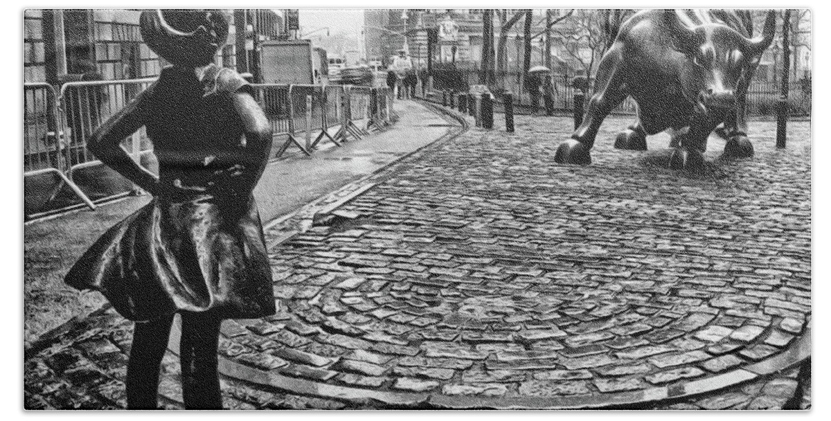 Fearless Girl Statue Hand Towel featuring the photograph Fearless Girl and Wall Street Bull Statues 3 BW by Nishanth Gopinathan