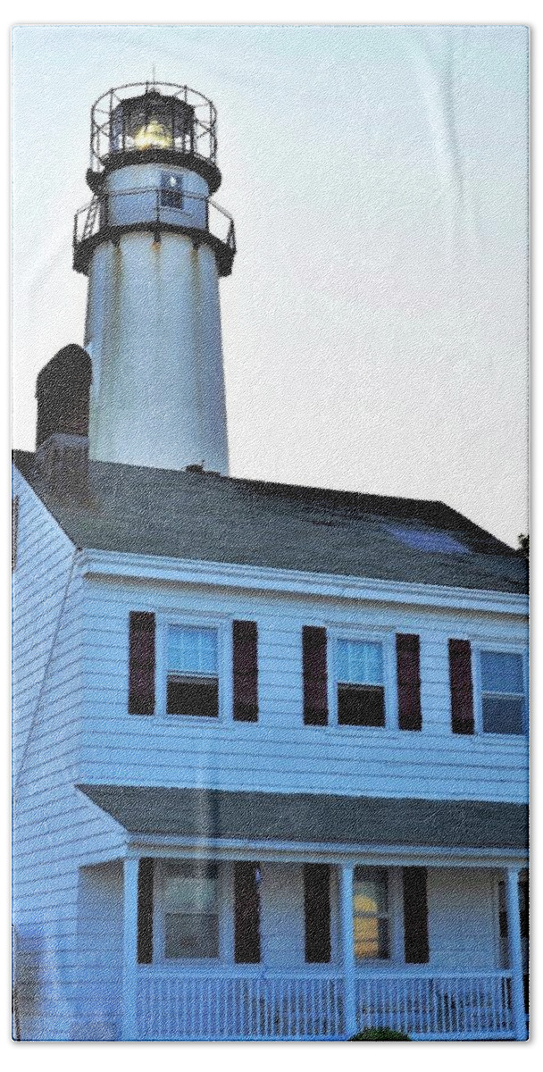 Fenwick Island Bath Towel featuring the photograph Fenwick Island Lighthouse and Keeper Home by Kim Bemis