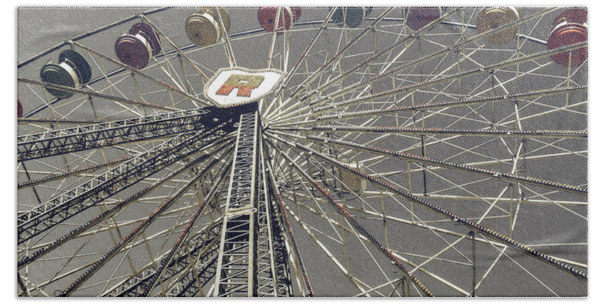 Fair Bath Towel featuring the photograph Ferris Wheel 5 by Andrea Anderegg