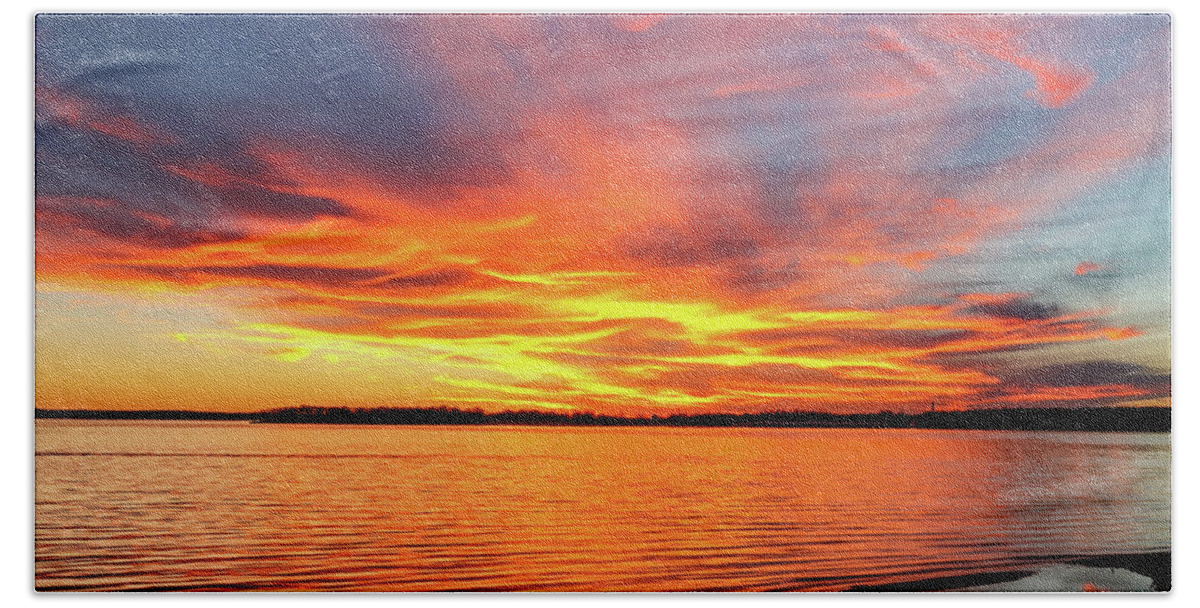 Horizontal Bath Towel featuring the photograph Fire in the Sky by Doug Long