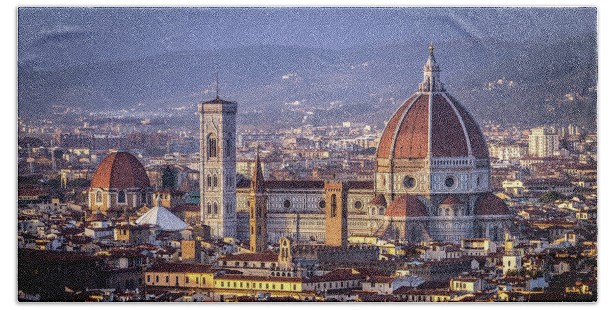 Il Duomo Bath Towel featuring the photograph Firenze e Il Duomo by Sonny Marcyan
