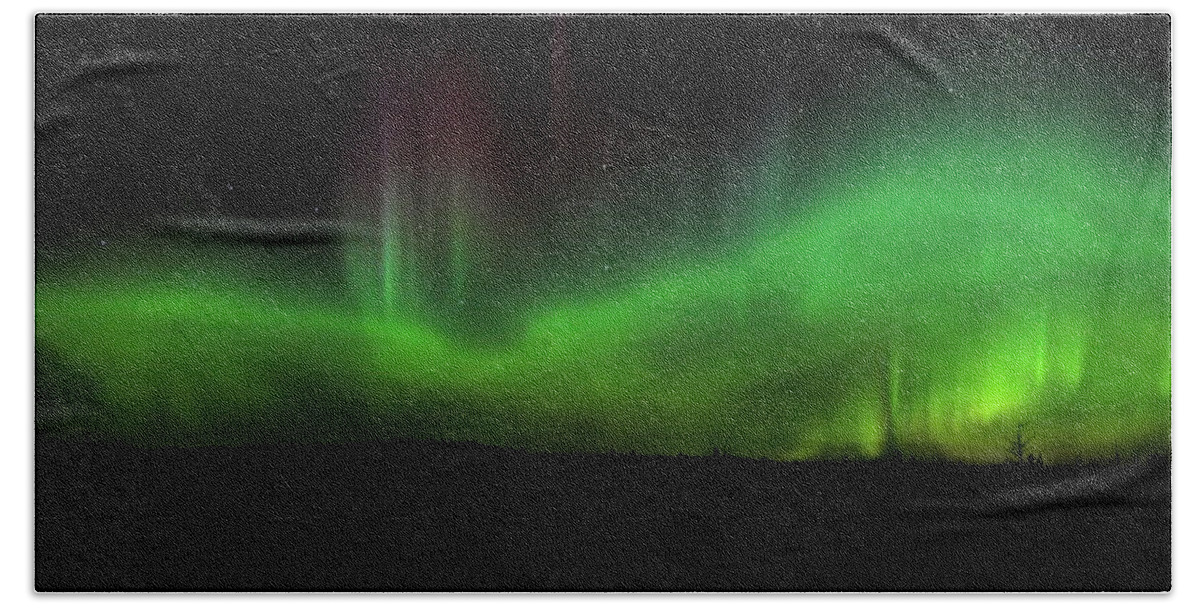 Aurora Borealis Bath Towel featuring the photograph Flames In The Big Dipper by Dale Kauzlaric