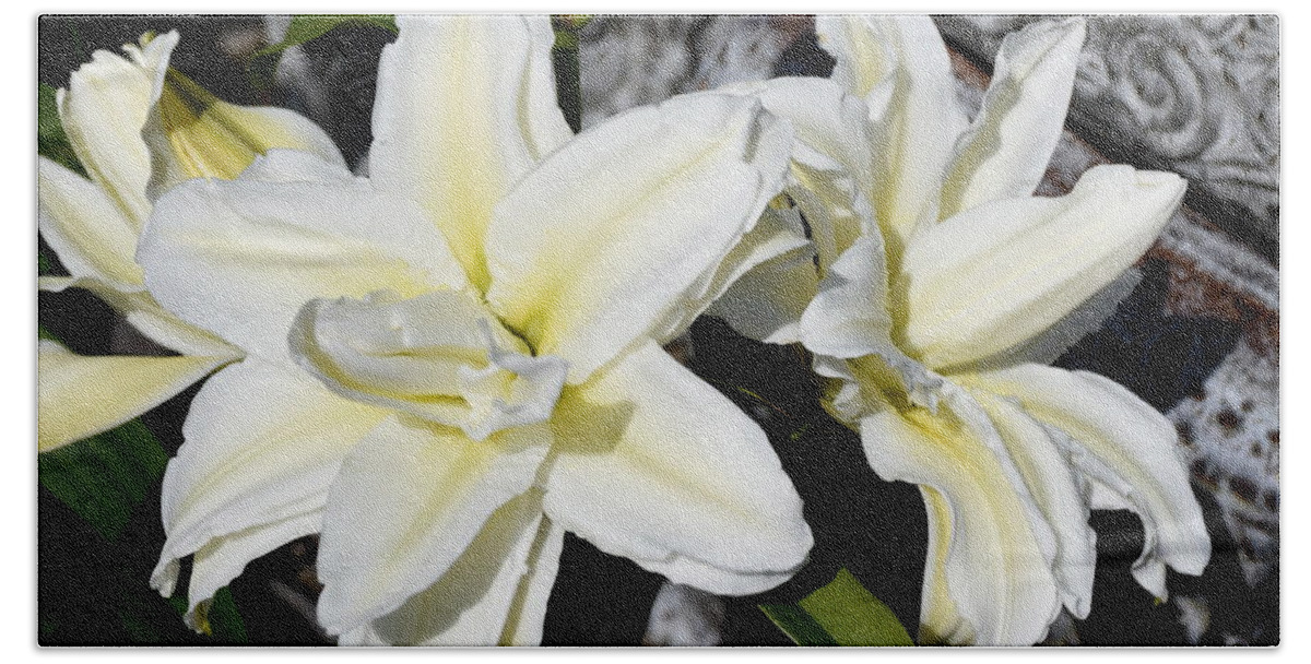 Oriental Lily Bath Towel featuring the photograph Flowers 794 by Joyce StJames