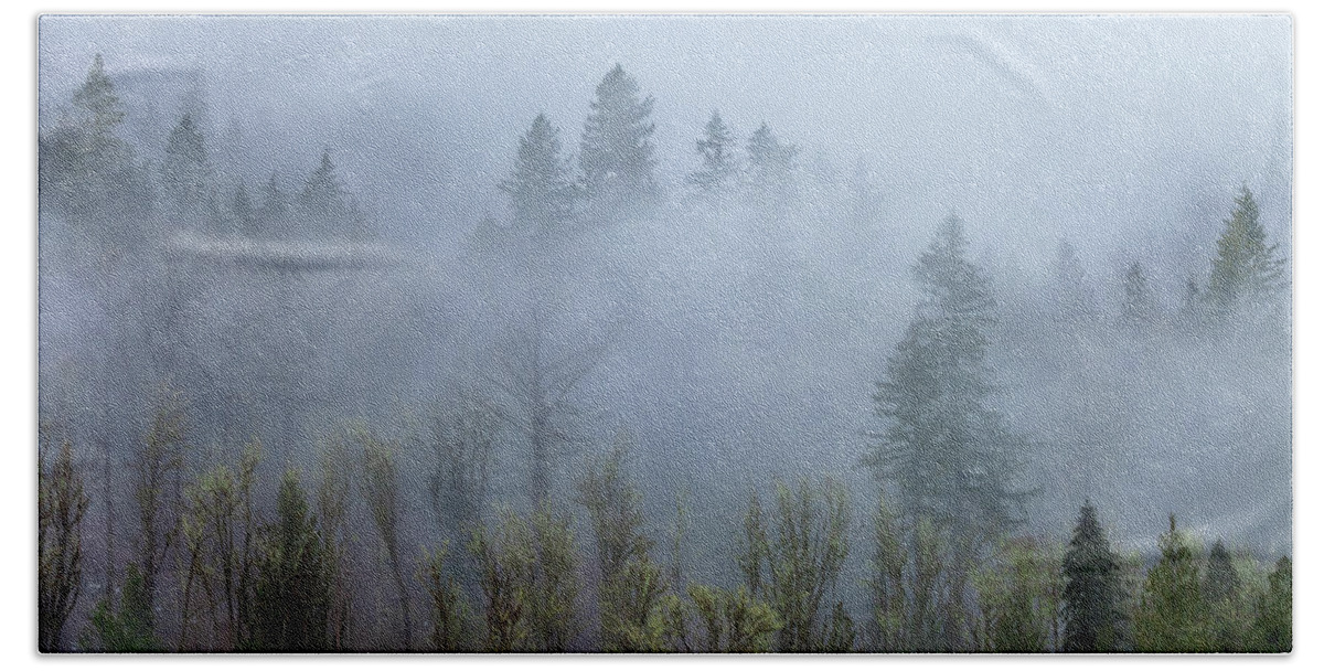 Landscape Bath Towel featuring the photograph Fog And The Cascade by Jonathan Nguyen