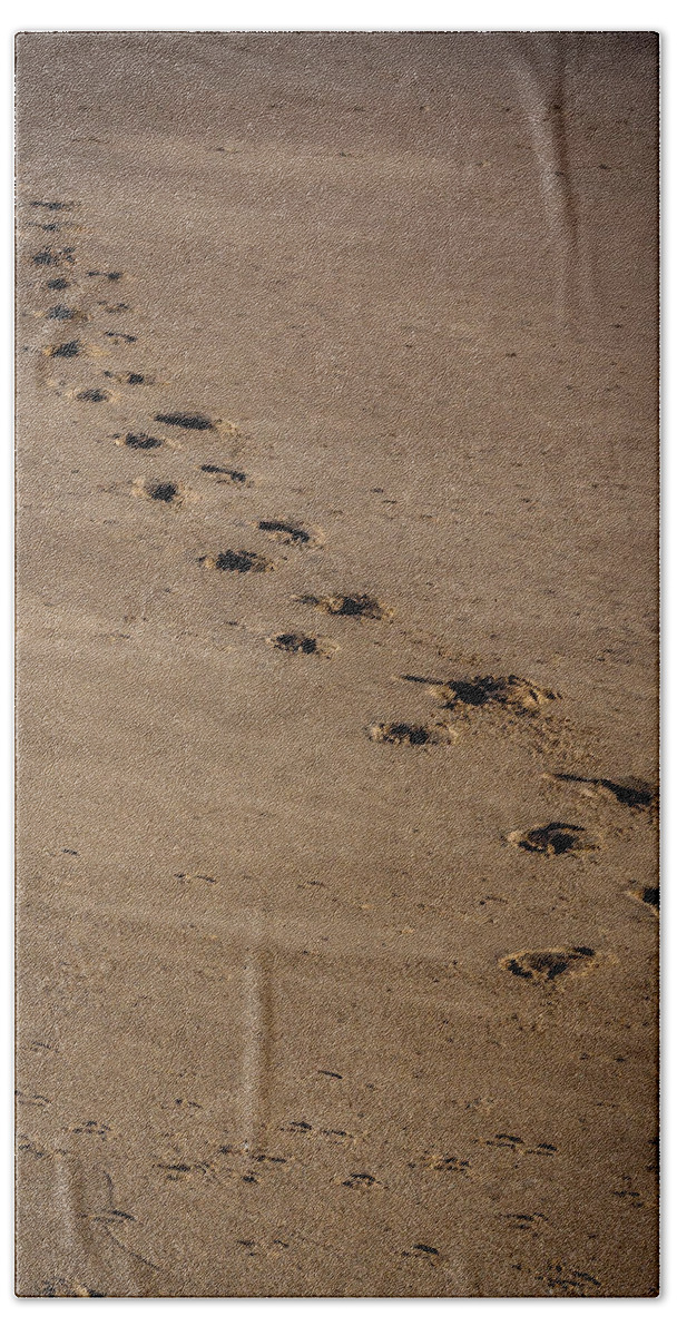 Beach Bath Towel featuring the photograph Footprints by David Barile